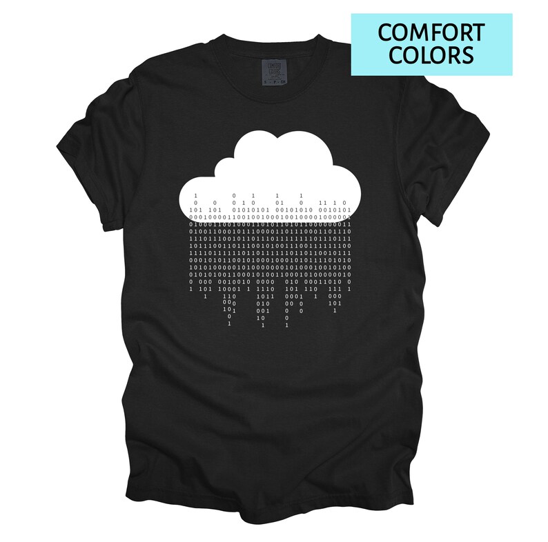Pode incluir: Camiseta preta com um desenho de nuvem branca composto por c&oacute;digo bin&aacute;rio. A camiseta tem o texto "COMFORT COLORS" em um ret&acirc;ngulo azul no canto superior direito. O desenho da nuvem est&aacute; centralizado na frente.