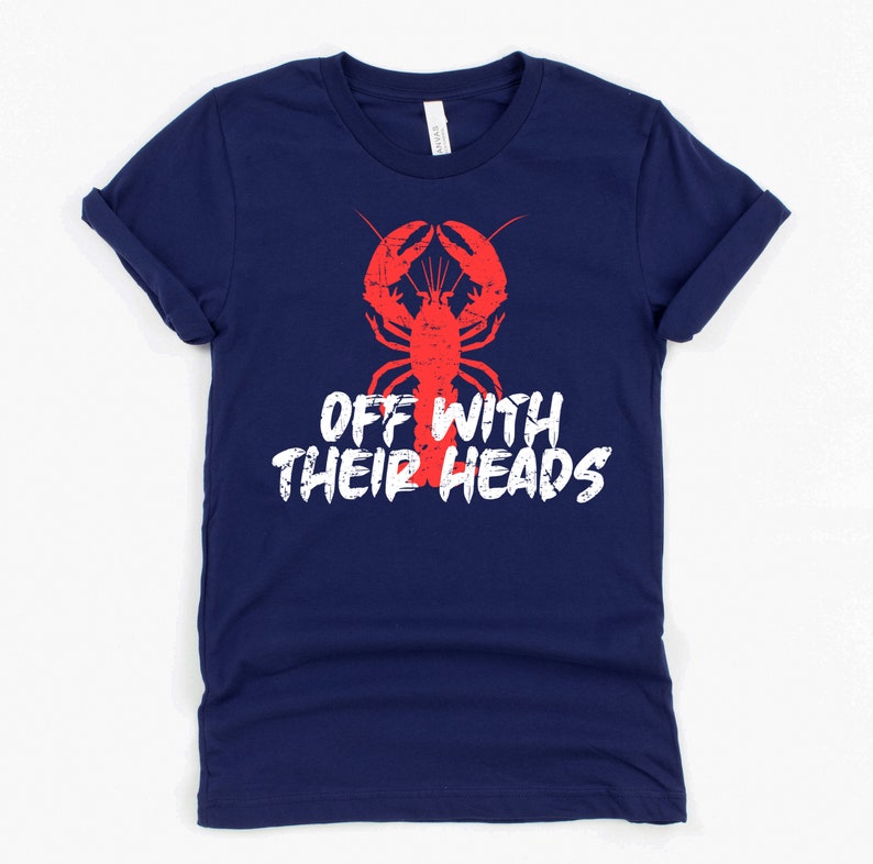 K&ouml;nnte beinhalten: Ein marineblaues T-Shirt mit einer roten Hummer-Illustration und dem Text "Off with their heads" in Wei&szlig;.
