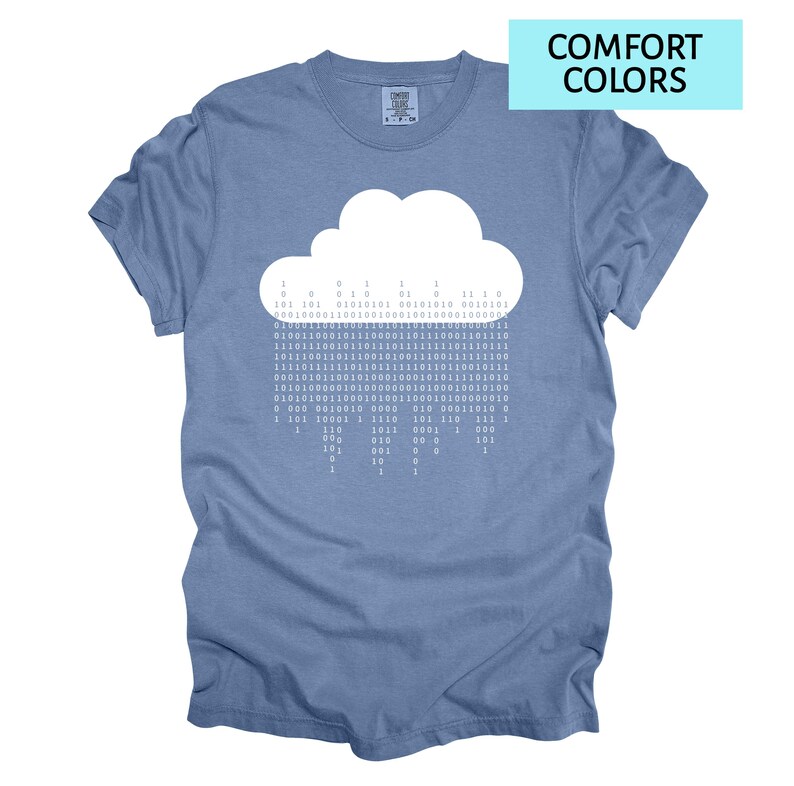 Pode incluir: Camiseta azul com um gr&aacute;fico de nuvem branca e c&oacute;digo bin&aacute;rio representando a chuva. A camiseta tem o texto "COMFORT COLORS" em um ret&acirc;ngulo azul claro. A camiseta &eacute; feita de um material macio.