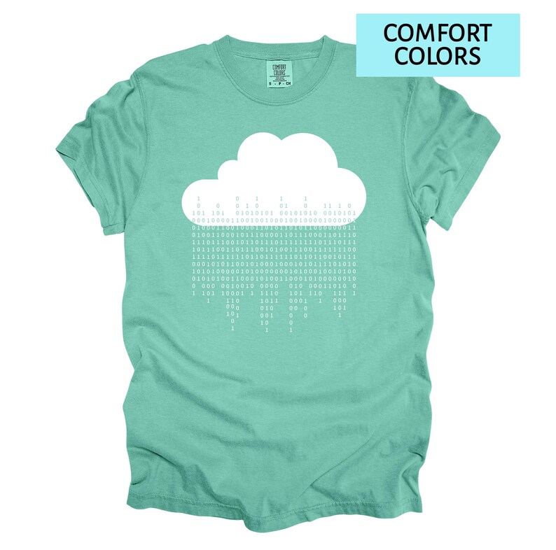 Pode incluir: Camiseta verde-&aacute;gua com um desenho de nuvem branca e chuva de c&oacute;digo bin&aacute;rio. O texto "COMFORT COLORS" est&aacute; em um ret&acirc;ngulo azul claro. A camiseta tem gola redonda e mangas curtas. O tecido &eacute; macio.