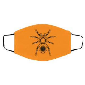 K&ouml;nnte beinhalten: Orangefarbene Gesichtsmaske mit einer schwarzen Illustration einer Tarantel. Die Maske hat schwarze Ohrschlaufen und besteht aus einem weichen, atmungsaktiven Stoff. Das Spinnendesign ist detailliert und auf der Maske zentriert.