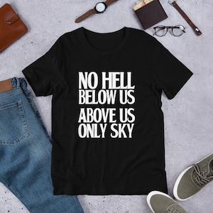 Puede incluir: Camiseta negra con texto blanco que dice "NO HELL BELOW US ABOVE US ONLY SKY".