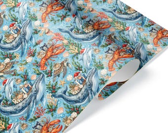 Può includere: Carta da regalo con un motivo ripetuto di balenottere azzurre, delfini, tartarughe marine e aragoste arancioni su sfondo azzurro. Gli animali marini sono decorati con cappelli di Babbo Natale rossi, regali e foglie di agrifoglio verdi.