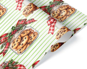 Può includere: Carta da regalo con un motivo ripetuto di barattoli di vetro pieni di biscotti con gocce di cioccolato. Ogni barattolo è decorato con un nastro a quadri rosso e verde, foglie di agrifoglio e bacche rosse su uno sfondo a righe verdi sottili.