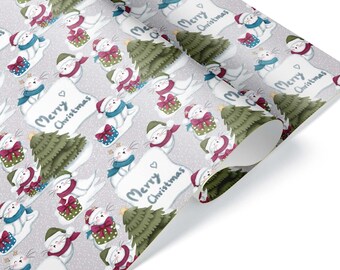 Può includere: Carta da regalo con sfondo grigio chiaro caratterizzata da un motivo ripetuto di foche bianche con sciarpe e cappelli colorati, alberi di Natale verdi, pacchetti regalo e targhette bianche con il testo Merry Christmas.