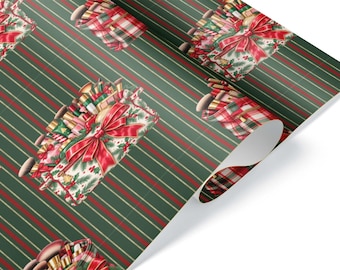 Può includere: Carta da regalo con un motivo ripetitivo di scatole regalo decorate con grandi fiocchi rossi, rami di pino e bacche, su uno sfondo verde scuro con sottili strisce verticali in verde chiaro e rosso.