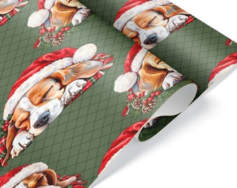 Può includere: Carta da regalo con un motivo ripetuto di un beagle addormentato che indossa un cappello da Babbo Natale rosso, accentuato da aghi di pino verdi, bacche rosse e pigne su uno sfondo verde oliva scuro con una sottile trama a rombi.