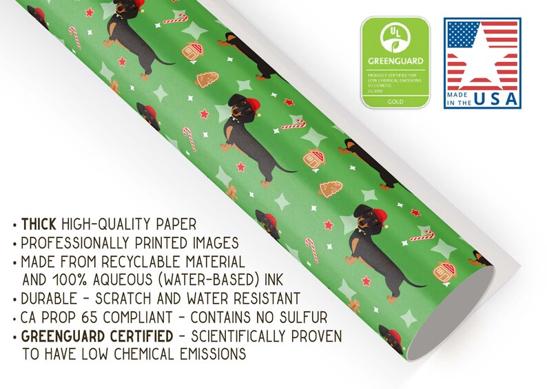 K&ouml;nnte beinhalten: Gr&uuml;nes Geschenkpapier mit einem sich wiederholenden Muster aus Dackeln mit Weihnachtsm&uuml;tzen, Lebkuchenh&auml;usern, Zuckerstangen und Sternen. Hergestellt in den USA und Greenguard-zertifiziert.