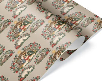 Può includere: Carta da regalo con un motivo ripetitivo su sfondo beige chiaro. Il design presenta una scena della natività all'interno di una stalla in legno, circondata da una ghirlanda di foglie verdi e fiori rossi, con una stella gialla sopra.