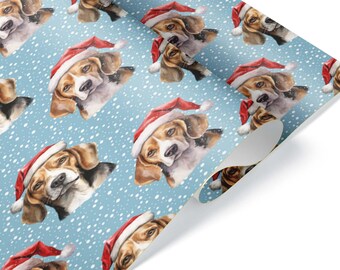 Può includere: Carta da regalo con un motivo ripetuto di teste di cane beagle che indossano cappelli da Babbo Natale rossi e bianchi su uno sfondo azzurro con puntini di neve bianca. La carta è arrotolata, mostrando la superficie stampata e l'interno bianco.