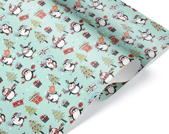 Può includere: Un rotolo di carta da regalo verde menta chiaro con un motivo ripetuto di pinguini dei cartoni animati che indossano cappelli e sciarpe invernali, alberi di Natale decorati e pacchetti regalo con accenti rossi, neri e bianchi.