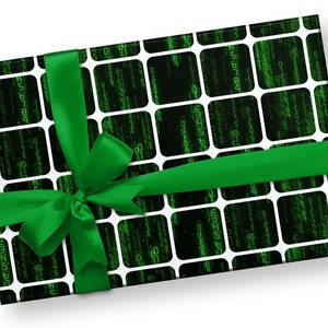 Peut inclure: Un cadeau rectangulaire emball&eacute; dans du papier &agrave; motifs avec un ruban et un n&oelig;ud verts. Le papier a un fond noir avec une grille de carr&eacute;s blancs, chacun rempli de chiffres et de symboles verts. Le ruban vert vif ajoute une touche de couleur.