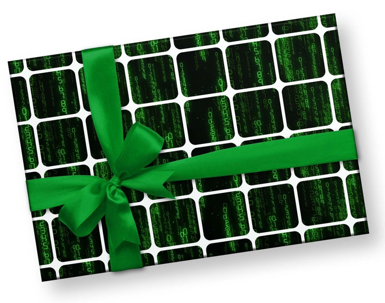 Peut inclure: Un cadeau rectangulaire emball&eacute; dans du papier &agrave; motifs avec un ruban et un n&oelig;ud verts. Le papier a un fond noir avec une grille de carr&eacute;s blancs, chacun rempli de chiffres et de symboles verts. Le ruban vert vif ajoute une touche de couleur.