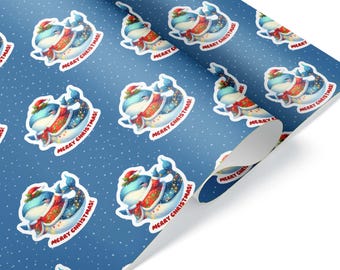 Può includere: Carta da regalo blu con un motivo ripetuto di una balena dei cartoni animati che indossa un cappello da Babbo Natale e una sciarpa rossa con luci natalizie. Il testo Merry Christmas è stampato in rosso sotto ogni balena su sfondo blu a pois bianchi.