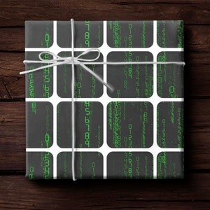 Peut inclure: Un cadeau emball&eacute; avec un fond noir et un motif de grille de carr&eacute;s blancs. Chaque carr&eacute; contient un code num&eacute;rique vert. Le cadeau est nou&eacute; avec de la ficelle blanche et un n&oelig;ud, sur une surface en bois sombre.