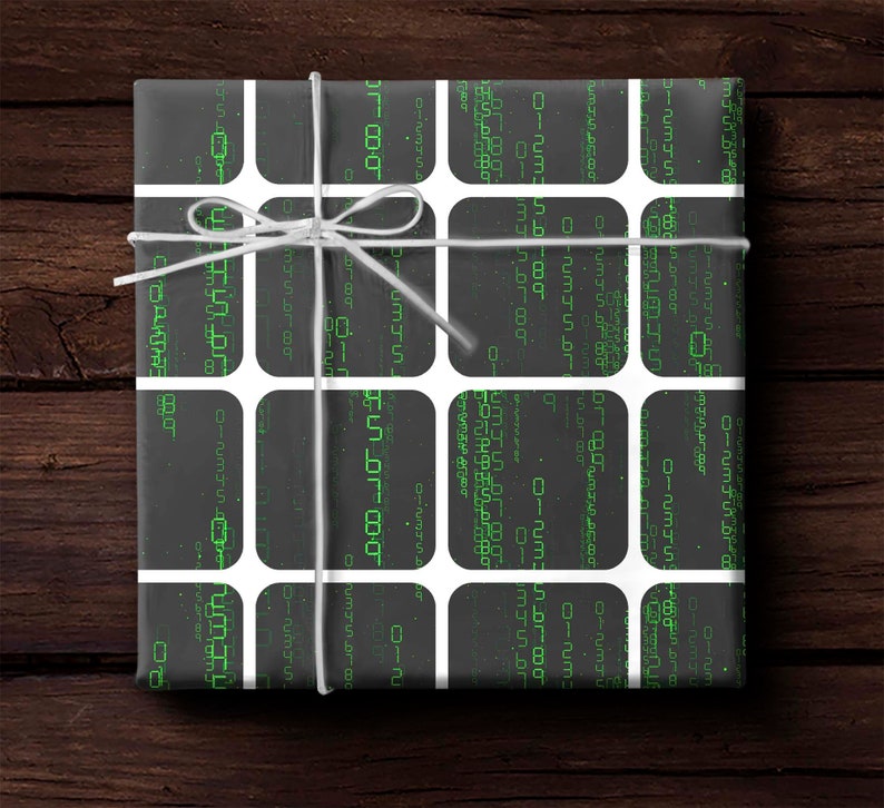 Peut inclure: Un cadeau emball&eacute; avec un fond noir et un motif de grille de carr&eacute;s blancs. Chaque carr&eacute; contient un code num&eacute;rique vert. Le cadeau est nou&eacute; avec de la ficelle blanche et un n&oelig;ud, sur une surface en bois sombre.