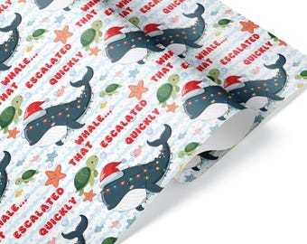 Può includere: Carta da regalo con un motivo ripetuto di balene blu scuro che indossano cappelli rossi da Babbo Natale e sono avvolte da luci natalizie colorate. Il design include tartarughe marine verdi, stelle marine arancioni e il testo rosso: THAT WHALE... ESCALATED QUICKLY.