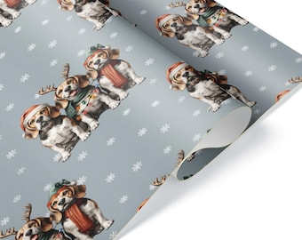 Può includere: Carta da regalo con sfondo azzurro caratterizzata da un motivo ripetuto di fiocchi di neve bianchi e cani beagle che indossano cappelli rossi da Babbo Natale, sciarpe verdi e corna di renna, alcuni avvolti da luci natalizie.