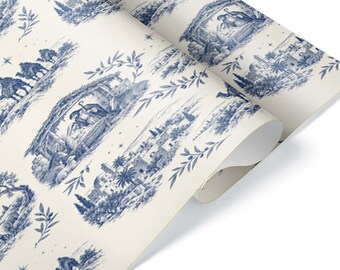 Può includere: Un rotolo di carta da regalo color bianco sporco con un motivo toile blu ripetuto. Il design raffigura una scena della natività con figure in una stalla, cammelli, palme e strutture architettoniche, intervallate da motivi di rami d'ulivo.