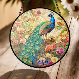 Gepersonaliseerde pauwglazen zonnevanger – Faux glas-in-loodraamkunst met naam, elegante bloemenvogelhanger voor cadeau natuurliefhebber