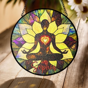 Lotusmeditatie glas-in-lood zonnevanger – gepersonaliseerd chakra-yogadecor, spiritueel zenraamcadeau voor liefhebbers van mindfulness en healing