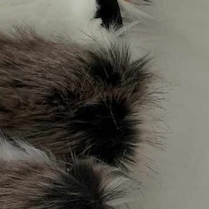 Dwukolorowe ogony z guzkami. Ogony fursuit, kostiumowe lub cosplay.