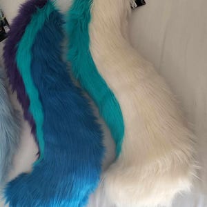 duże psie ogony. Ogony fursuit, kostiumowe lub cosplay.