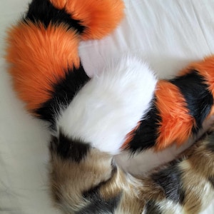 Duże kocie ogony. Kostium fursuit lub ogon cosplay.