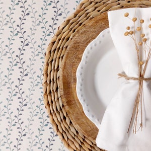 Franskbelagd duk i Vosges-bomull med blå blommor.