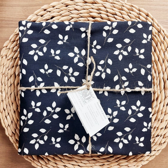 Nappe  noire à fleurs blanches