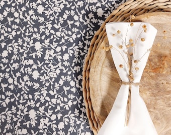 Round or square coated tablecloth, 140 cm. White and navy blue.