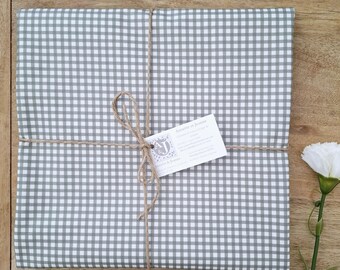 Nappe enduite française en coton des Vosges – petits carreaux vichy vert et blanc– Résistante, imperméable et facile à entretenir