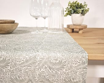 Green foliage table runner on ecru background – Boho chic decor – Handmade in cotton – Ideal for weddings, brunches or dinners