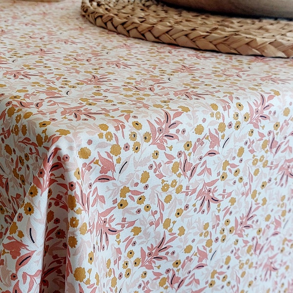 Mantel revestido de flores en rosa y amarillo. 140g/m2
