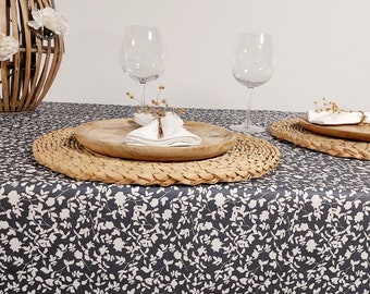 Round or square coated tablecloth, 140 cm. White and navy blue.