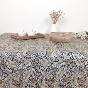 Pflegeleichte, beschichtete Tischdecke. Blau, Beige und Haselnuss.