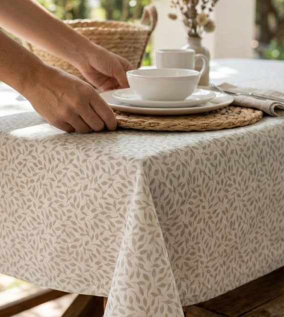 XL-beschichtete Tischdecke mit beigefarbenem Blattmuster. Fleckenabweisend und wasserdicht