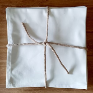White napkins in packs of 4, 6 or 8