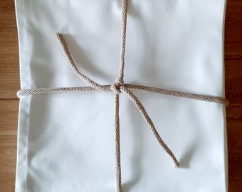 White napkins in packs of 4, 6 or 8