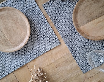 Placemats in coated cotton with navy blue geometric patterns. Made in France