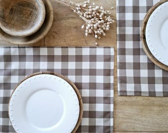 Set of coated cotton placemats. Brown and white gingham.
