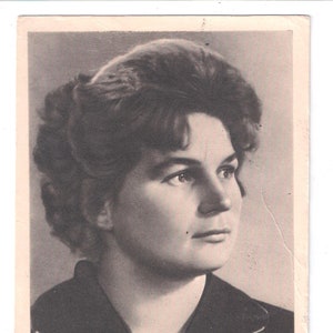Eerste vrouw in ruimte, Tereshkova, Zwart-wit foto, Vintage kaart, De eerste vrouw astronaut, Ruimteschip raket, Collectie kaart, Retro kaart