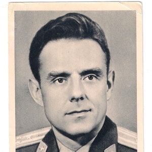 Komarov, Zwart-wit foto, Vintage kaart, Schip "Sunrise", Collectie kaart, Ruimteschip raket, Retro kaart, Sovjet astronaut