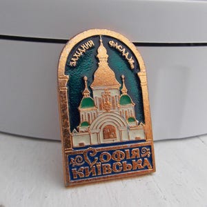 Może przedstawiać: Zestaw trzech ceramicznych kubków z nakrapianym, matowym wykończeniem. Kubki są w odcieniach kremu, jasnoszarym i ciemnoszarym. Każdy kubek ma prosty, minimalistyczny design.