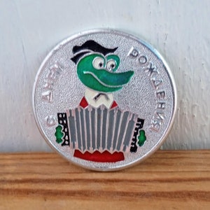 Broszka z krokodylem Gena, śliczna broszka z emalii, broszka dziecięca, broszka do plecaka
