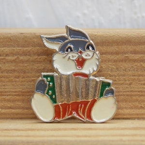 Kinderpin, Haas met accordeon, Vintage pin, Dierenpin, Grappig konijntje