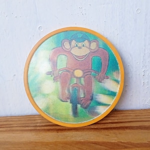 Stereopin Aap, Geheime Kerstman, Kinderpin, Rugzakpin, Vintage pin, Dierenbadge