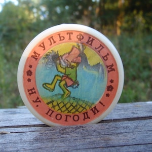 Odznaki soczewkowe,Czekaj na to,Odznaka vintage,Nu pogodi,Wyprodukowano w ZSRR,Królik,Ikona kreskówki,Wilk,Rzadka odznaka,Zabytkowa przypinka