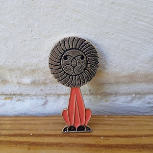 Vintage dieren pin, leeuw pin, kinder pin, metalen pin, stripfiguur.