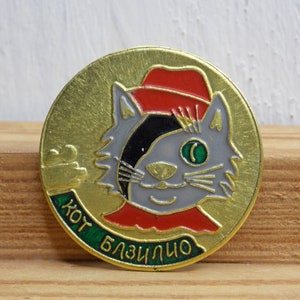 Kat Basilio pin, Childrens pin, Cute emaille pin, Vintage rugzak pin.